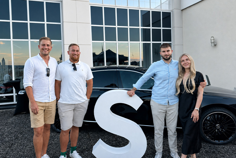 Zu Gast bei der Vorstellung der neuen Mercedes-Benz S-Klasse, Neue Kooperation in Koblenz: SAHR & BarmeniaGothaer Bezirksdirektion Hümmerich & Kollegen, SAHR Gebäudeservice im Einsatz an historischem Standort: Rhein-Zeitung berichtet über die TG Marienburg in Vallendar, TÜV-zertifiziert: SAHR Gebäudeservice erweitert Leistungen im Bereich Leckageortung und Wasserschadensanierung, SAHR Gebäudeservice wird Teil der SASP Gruppe – Starke Synergien für Kunden und Partner, Gründung des SAHR Gebäudeservice in Koblenz – Ihr Partner für ganzheitliche Gebäudebetreuung